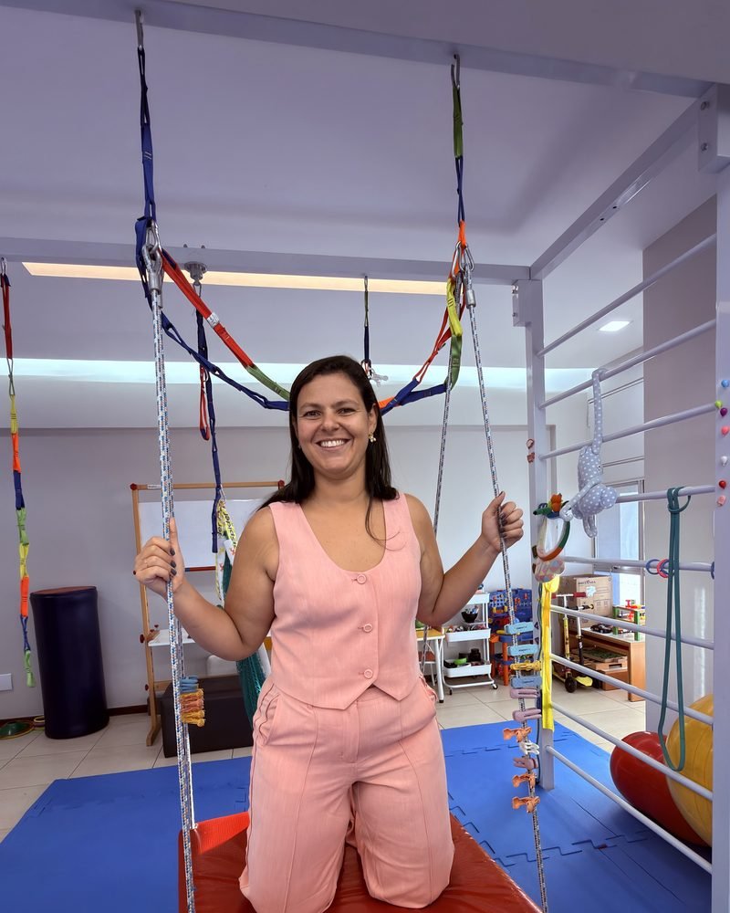 Larissa Porto no balanço terapêutico da sala de integração sensorial, em Belo Horizonte