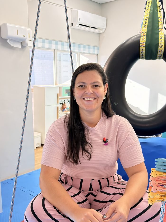 Larissa Porto, terapeuta ocupacional infantil, no consultório em Belo Horizonte